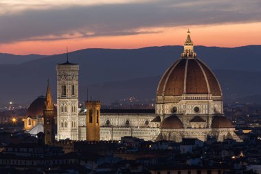 Santa Maria del Fiore ile Floransa şehir manzarası