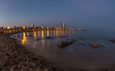Kum sahili nin manzara manzarası ve gece sakin deniz Barselona, İspanya