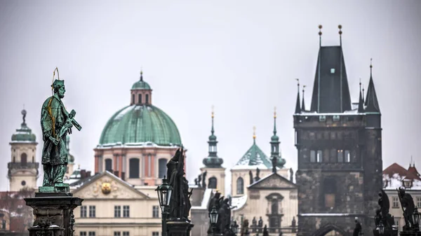 Utsikt över Karlsbron gamla stan i Prag — Stockfoto