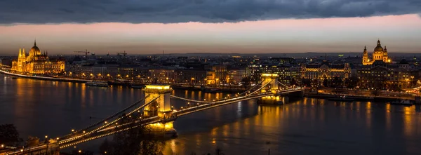 Escena aérea de la ciudad de Budapest al atardecer — Foto de Stock