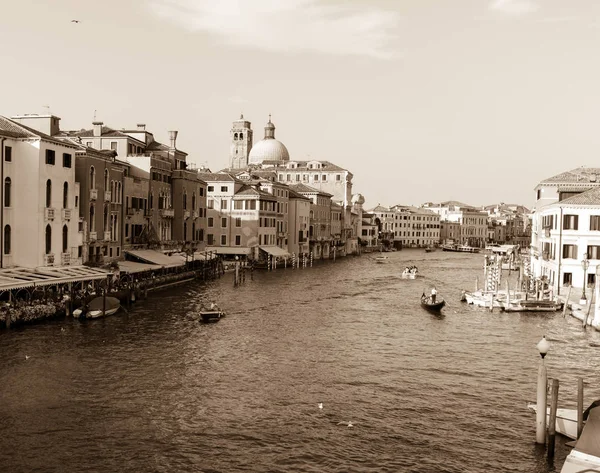 Scène de rue Venise avec canal de bâtiment romantique et gondoles — Photo