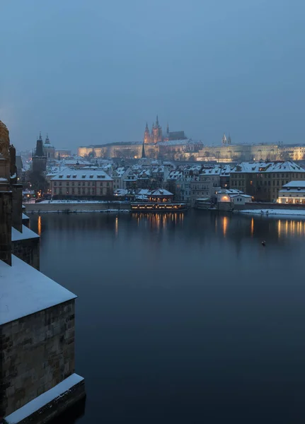 Вид на Прагу с Карлова моста и реки Влтавы — стоковое фото