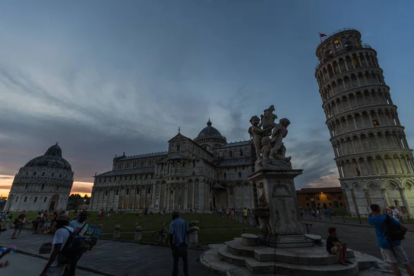 Widok na słynną krzywą wieżę w Pizy, Włochy — Zdjęcie stockowe