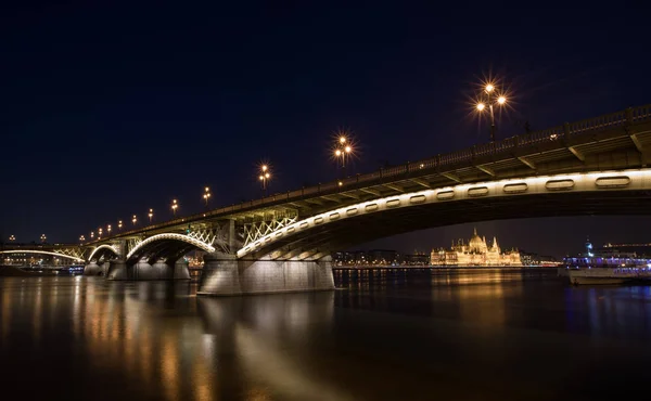 夜に美しく照らされた有名な歴史的なマーガレット橋 — ストック写真