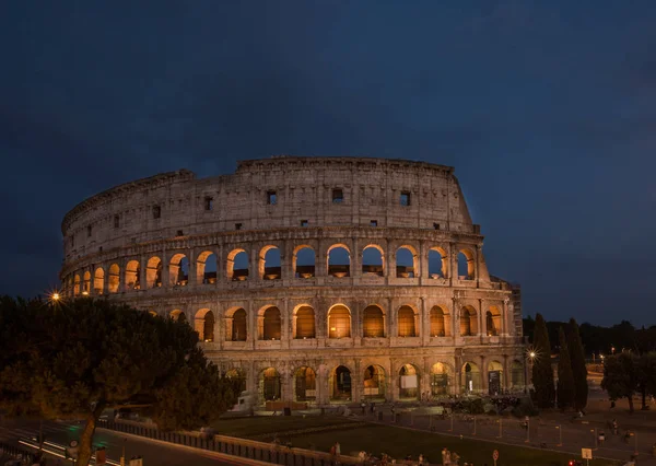 Egy éjszakai kilátás a Colloseum Rome Italy — Stock Fotó