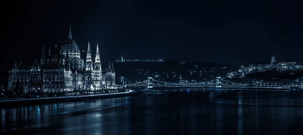 Una vista del edificio del Parlamento húngaro por la noche — Foto de Stock