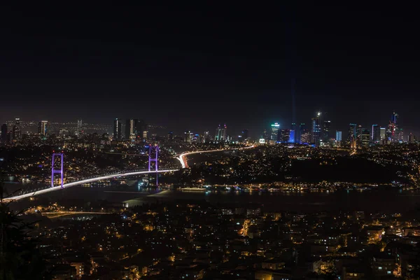 Luftaufnahme der schönen Stadt Istanbul mit Bosporus und Brücken — Stockfoto