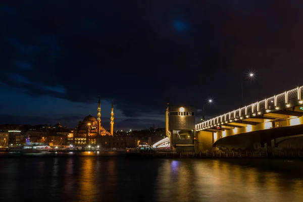 Ein nächtlicher Blick auf die suleymaniye Moschee und die Galata Brücke — Stockfoto