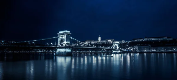 Una vista del Puente de las Cadenas sobre el Danubio en Budapest por la noche — Foto de Stock