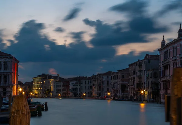 Una escena nocturna de gran canal con góndola — Foto de Stock