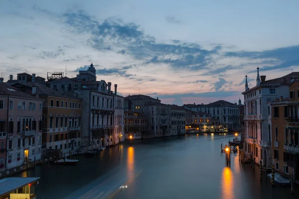 Venecia escena callejera con romántica construcción de canal y góndolas — Foto de Stock