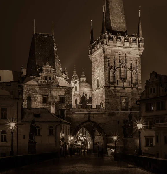 Charles köprüsü ve Vltava nehri ile Prag şehir manzarası — Stok fotoğraf