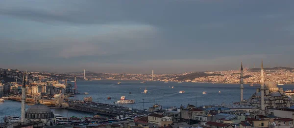 美丽的伊斯坦布尔城市鸟瞰图，有博斯普鲁斯和桥梁 免版税图库照片