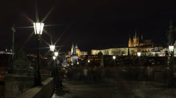 Blick auf die Karlsbrücke in Prag, Tschechische Republik lizenzfreie Stockbilder