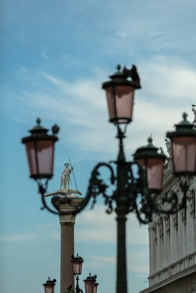 Venezianische Straßenlaternen am Canal Grande und San Marco Stockbild