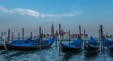 Büyük kanal üzerinde romantik Venedik gondollarpark
