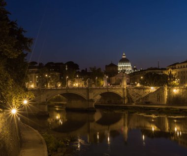 Gün batımında Castel Sant Angelo bir görünüm