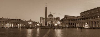 Gün batımında Aziz Petrus Meydanı ve Aziz Petrus Bazilikası