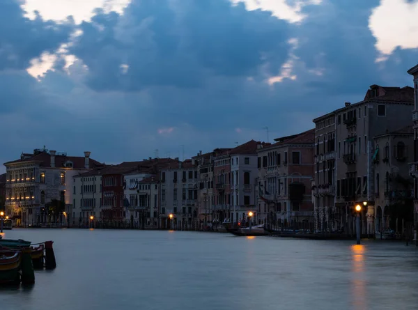 Una scena notturna di grande canale con gondola — Foto Stock