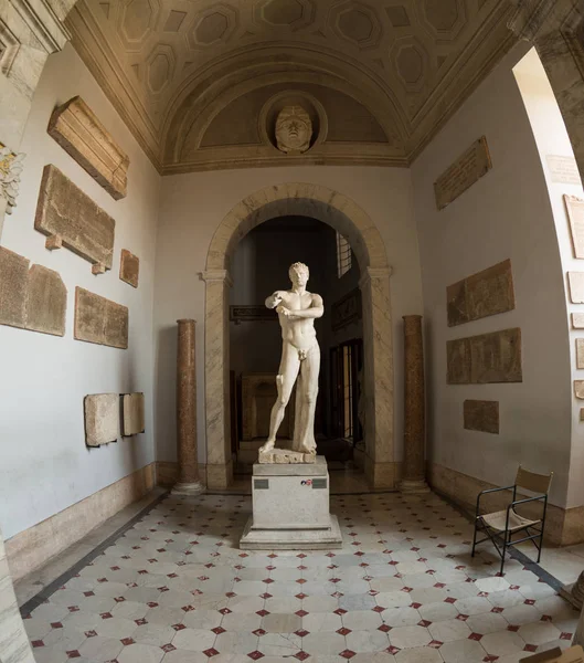 Una vista de la estatua masculina en el museo del Vaticano dentro — Foto de Stock