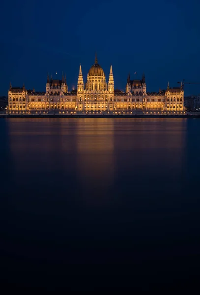 Una vista del edificio del Parlamento húngaro por la noche — Foto de Stock