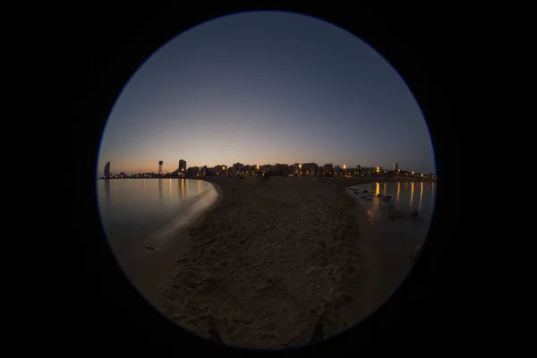 Strand kust van Barcelona bij zonsondergang tijd lange blootstelling — Stockfoto