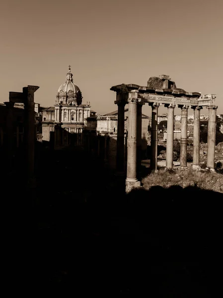 Uma vista do Fórum Romano em Roma no dia ensolarado de verão — Fotografia de Stock