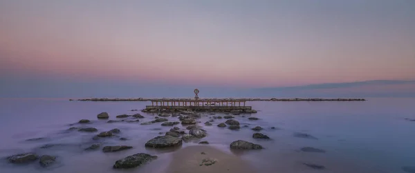 Strand kust van Barcelona bij zonsondergang tijd lange blootstelling — Stockfoto