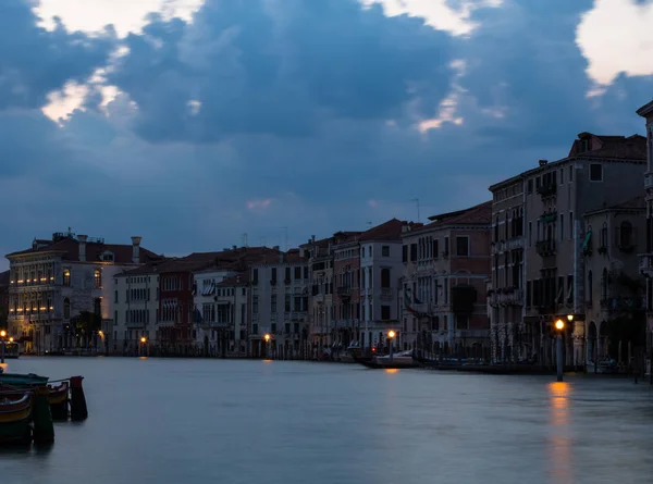 Uma cena noturna de grande canal com gôndola Imagens Royalty-Free