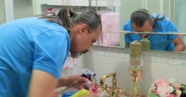 Obsesif adam temizlik banyo