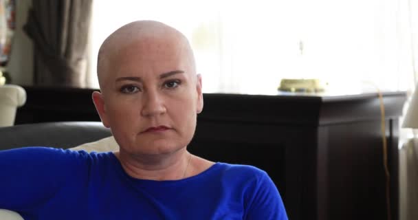 一个带着癌症的微笑的女人的肖像 乳腺癌幸存者 — 图库视频影像