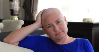 Kameraya bakarak üzgün kanser sabır. Meme kanseri survivor