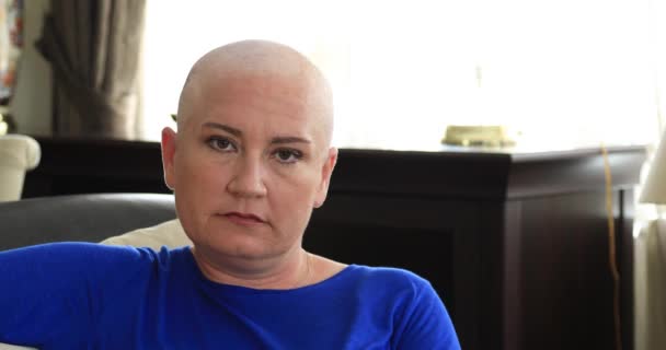 一个秃头妇女癌症病人的肖像微笑着拍摄 — 图库视频影像