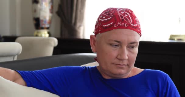 Triste Patience Cancer Regardant Caméra — Video
