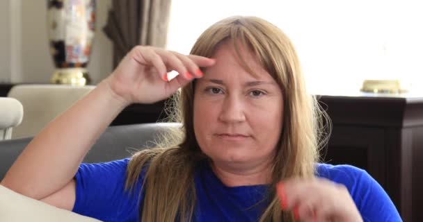 Femme Malade Âge Moyen Chauve Avec Une Patiente Cemotheraphy Portant — Video