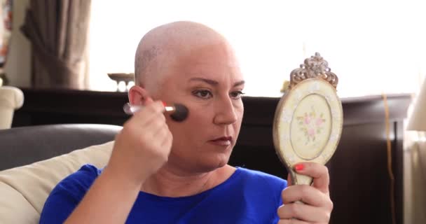 一个快乐迷人的女人的肖像与 Cemotheraphy 病人照镜子 并在家里应用化妆 — 图库视频影像