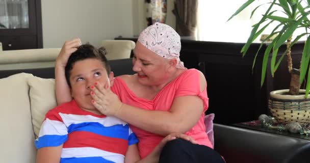 Mladý Chlapec Dává Podporu Jeho Nemocná Matka — Stock video