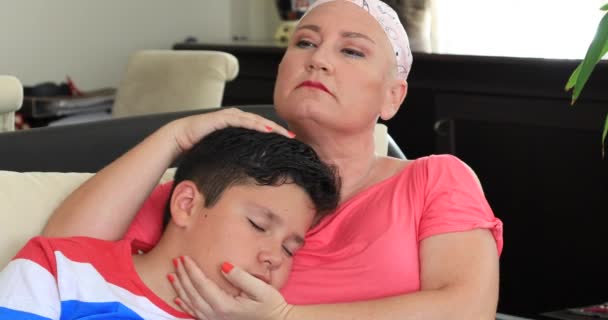 Νεαρό Αγόρι Δίνει Υποστηρίζουν Την Άρρωστη Μητέρα — Αρχείο Βίντεο