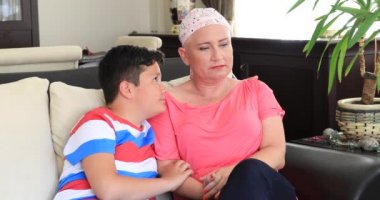 Genç çocuk verir hasta annesi destek
