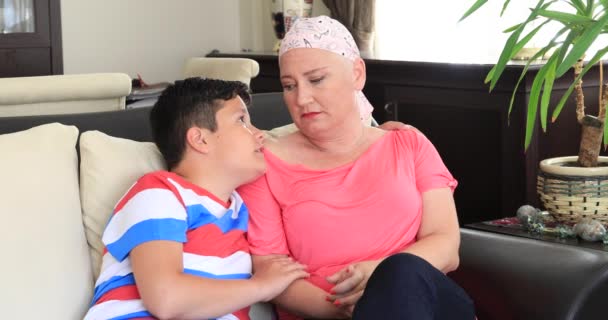 Mladý Chlapec Dává Podporu Jeho Nemocná Matka — Stock video