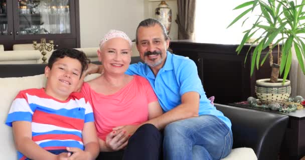 一个快乐的生病的妇女的肖像与癌症斗争与家人的帮助 — 图库视频影像