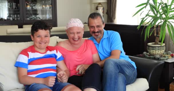 Retrato Uma Mulher Doente Feliz Luta Com Câncer Com Ajuda — Vídeo de Stock