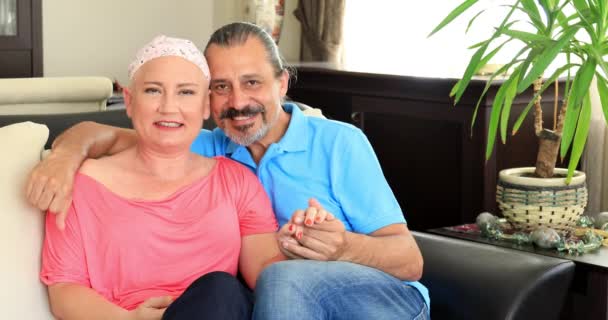 Retrato Una Mujer Feliz Enferma Luchando Contra Cáncer Con Ayuda — Vídeos de Stock