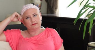 Orta cemotheraphy hasta hasta, kel kadınla yaşlı. Meme kanseri survivor