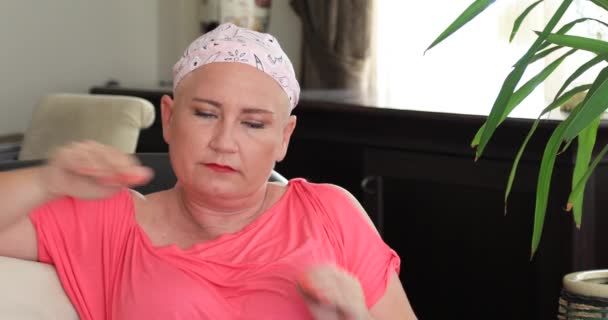 一个中年秃头妇女的肖像与癌症的面孔 乳腺癌幸存者 — 图库视频影像