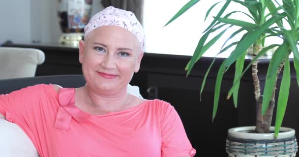 Retrato Una Mujer Sonriente Con Cáncer Que Muestra Buen Signo — Vídeo de stock