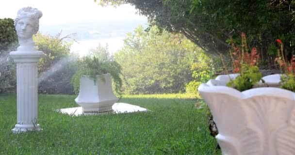 Tuin Sprinkler Tijdens Het Groene Gazon Drenken Een Zonnige Zomerdag — Stockvideo