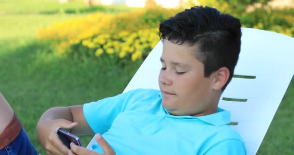 Портрет Щасливого Милого Хлопчика Підлітка Робить Селфі Відкритому Повітрі — стокове відео