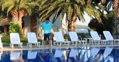 genç çocuk havuz içine atlama