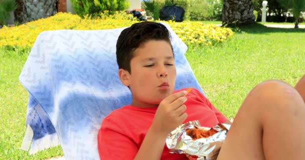 Portret Ładny Uczniak Preteen Układanie Solarium Jedzenie Chipsów Ziemniaczanych — Wideo stockowe